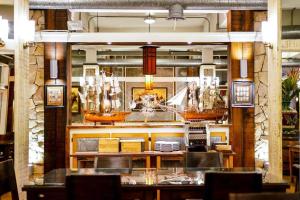 ein Restaurant mit Tischen und Stühlen in einem Raum in der Unterkunft The Bonanza Resort Khaoyai in Khanong Phra