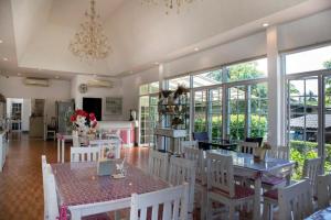 A restaurant or other place to eat at Janrapat Resort