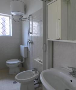 リニャーノ・サッビアドーロにあるBiancaの白いバスルーム(トイレ、シンク付)