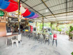 Restaurace v ubytování OYO 999 Baan Pak Rom Ruen