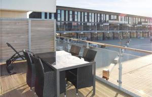 un balcone con tavolo e sedie in un edificio di Apartment Nordre Havnevej Rømø a Havneby
