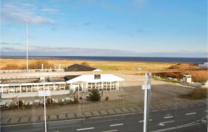 una vista di un edificio con l'oceano sullo sfondo di Apartment Nordre Havnevej Rømø a Havneby