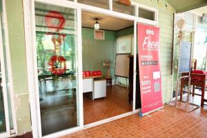 un front de magasin avec un panneau devant une fenêtre dans l'établissement Raknatee Resort, à Ban Tha Chang (1)