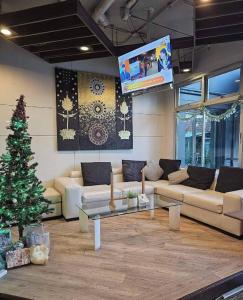un soggiorno con un albero di Natale e un divano di The Finn Hotel a Nakhon Ratchasima