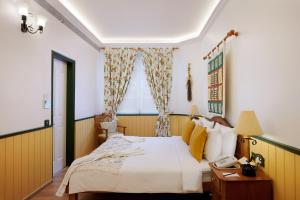 Postel nebo postele na pokoji v ubytování The Gordon House Hotel, Colaba