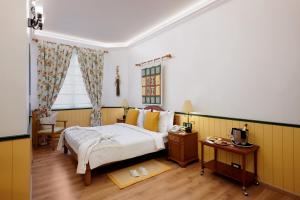 Postel nebo postele na pokoji v ubytování The Gordon House Hotel, Colaba