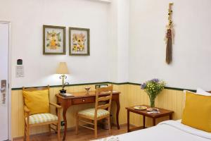 Postel nebo postele na pokoji v ubytování The Gordon House Hotel, Colaba