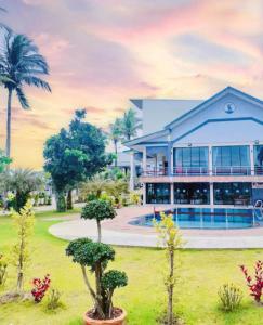 Bazén v ubytování The Coco Grand Chalet Pakbara nebo v jeho okolí