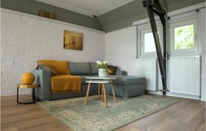 a living room with a couch and a table at Gorgeous Home In Oostmahorn With Wifi in Oostmahorn