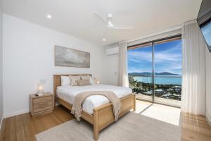 Postel nebo postele na pokoji v ubytování Incredible Views, Open Spaces, Luxury Escapes Townsville Villa + 28 fotografií