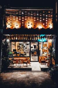 einen Laden mit Stühlen und einem Tisch davor in der Unterkunft poonpun poshtel in Chanthaburi