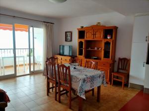 TV a/nebo společenská místnost v ubytování Apartamento frente al mar y en el centro