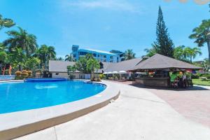 Kolam renang di atau dekat dengan The Ritz Hotel at Garden Oases (Multiple-Use Hotel)