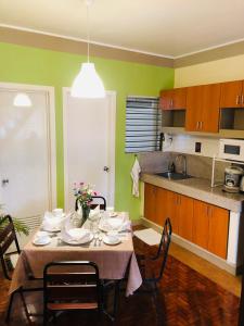 Kuchyň nebo kuchyňský kout v ubytování Baguio Holiday Villas