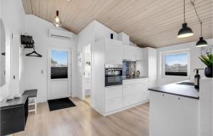 Kuchyň nebo kuchyňský kout v ubytování Gorgeous Home In Hvide Sande With Sauna