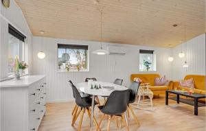オテルプにあるHoliday Home Otterup With A Fireplace 03のテーブルと椅子のあるキッチンとリビングルーム