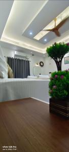a hair salon with a fake tree in a room at Saanvi Farmhouse in Hampi