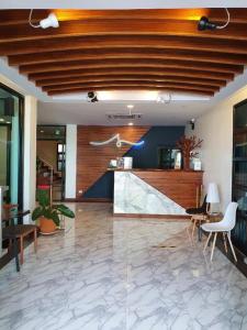 eine Lobby mit einem Tresen in einem Gebäude in der Unterkunft THE S VILLAS HOTEL in Nakhon Phanom