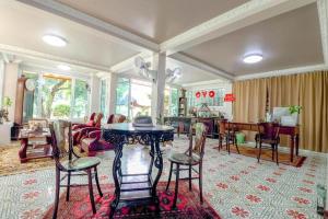 a living room with a table and chairs at OYO 750 Baan Suan Ampond in Bangkok