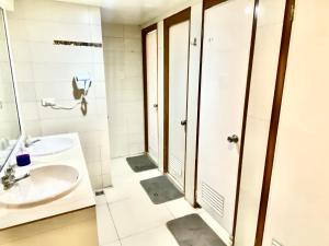 Koupelna v ubytování Stone House Hotel Pasay