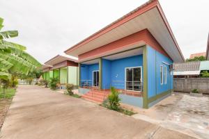 uma fileira de casas com azul e verde em OYO 1044 Vassana ResortÃ¢â‚¬â€¹ em Sattahip