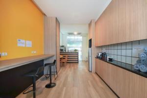 Η κουζίνα ή μικρή κουζίνα στο OYO 1162 Chalong Home Place