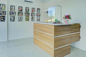 OYO 90609 Mimi & Coco Homestay في Pulau Sembakau Kecil: حوض أسماك كبير في غرفة بها صور على الحائط