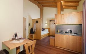 圖克斯的住宿－Haus Hintertux，一个带木制橱柜和桌子的厨房