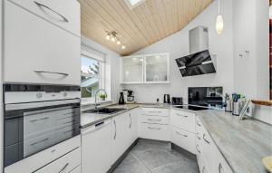 Kuchyň nebo kuchyňský kout v ubytování Holiday Home Kristinesvej Thisted Vi