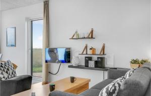 Μια τηλεόραση ή/και κέντρο ψυχαγωγίας στο One-Bedroom Holiday Home In Ulfborg