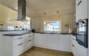 Kuchyň nebo kuchyňský kout v ubytování Holiday Home Alkajavej