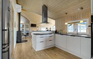 Kuchyň nebo kuchyňský kout v ubytování Holiday Home Alkajavej