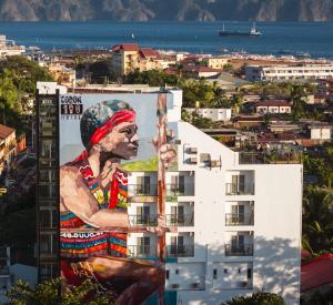 科隆Coron 180 Hotel的建筑物侧面的壁画