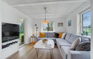 Ruang duduk di Cozy Home In Skjern With Wifi
