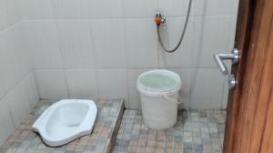 Ванная комната в Homestay Rumah Bahagia Cepor