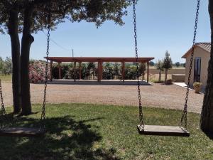 een schommel in een park met een prieel bij Agriturismo I Debbi in Bibbona