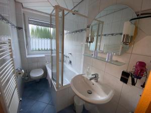 Ένα μπάνιο στο Stadtzentrumnahe Wohnung an der grünen Aue +13 φωτογραφίες