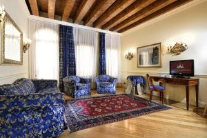 TV a/nebo společenská místnost v ubytování Suites Torre Dell'Orologio
