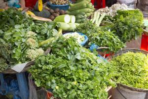 een bos groenten tentoongesteld op een markt bij Hotel 007 in Sihanoukville