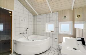 Koupelna v ubytování Holiday Home Vinkelbæk Nordborg + 14 fotografií