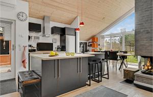 Kuchyň nebo kuchyňský kout v ubytování Amazing Home In Ebeltoft With Wifi