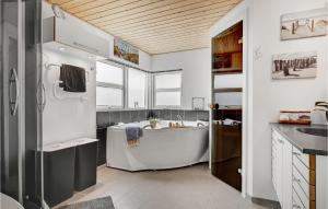 Kuchyň nebo kuchyňský kout v ubytování Amazing Home In Ebeltoft With Wifi