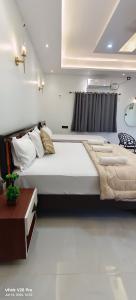 a large bedroom with a large bed with at Saanvi Farmhouse in Hampi