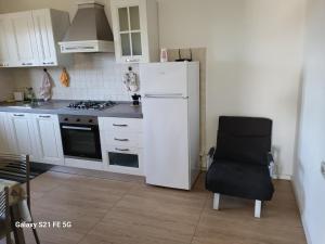 A kitchen or kitchenette at appartamento incantevole con parcheggio