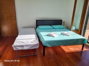 A bed or beds in a room at appartamento incantevole con parcheggio