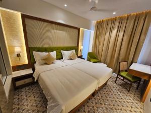 Postel nebo postele na pokoji v ubytování Hotel Golden Nest Thane