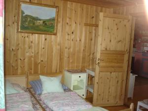 a bedroom with two beds and a cabinet and a picture at Hytte på fjellet, med mange turmuligheter ! in Gol