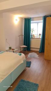 Ein Bett oder Betten in einem Zimmer der Unterkunft Ferienwohnung Itzgrundruhe