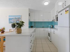 2 Bedroom Unit with Sea Views at Alexandra Headlands的厨房或小厨房