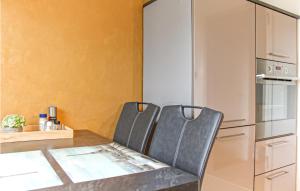 デトモルトにある1 Bedroom Stunning Apartment In Detmoldのキッチン(テーブル、黒い椅子2脚付)